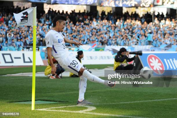 Kosei Shibasaki of Sanfrecce Hiroshima takes a corner kick during the J.League J1 match between Kawasaki Frontale and Sanfrecce Hiroshima at Todoroki...