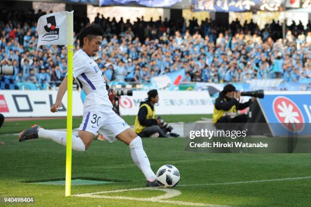 Kosei Shibasaki of Sanfrecce Hiroshima takes a corner kick during the J.League J1 match between Kawasaki Frontale and Sanfrecce Hiroshima at Todoroki...