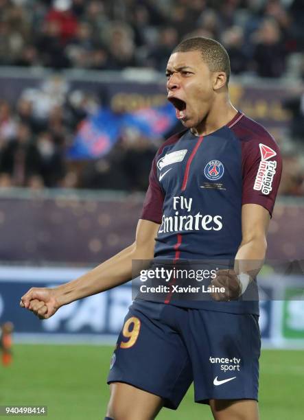 Kylian Mbappe of Paris Saint-Germain celebrate the second of Edinson Cavani during the League Cup Final match between Paris Saint-Germain and AS...