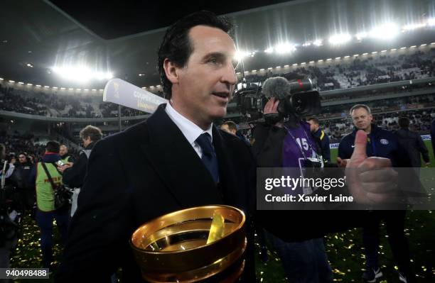 Head coach Unai Emery of Paris Saint-Germain celebrate the cup during the League Cup Final match between Paris Saint-Germain and AS Monaco at Matmut...