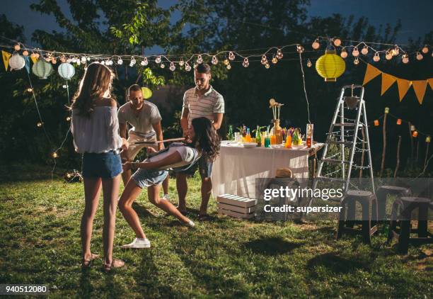 fiesta al aire libre - limbo fotografías e imágenes de stock