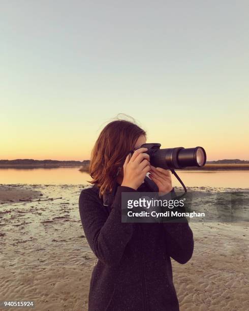 young girl photographer - küstenschutzgebiet assateague island stock-fotos und bilder