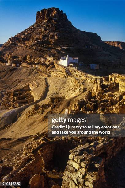 tunisia, tamerza, tunis - view of the old village - チュニジア文化 ストックフォトと画像