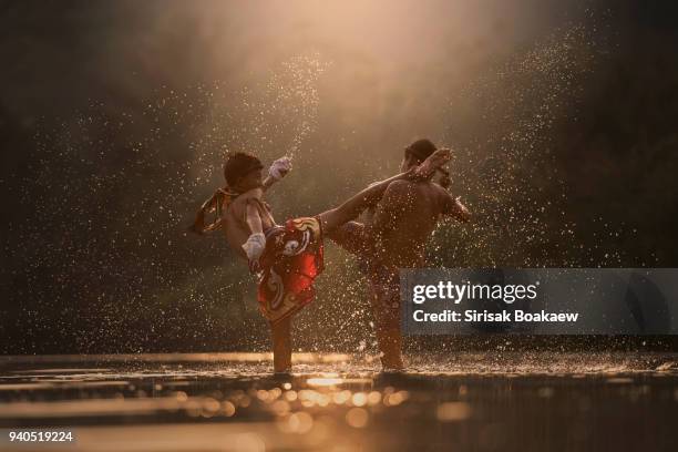 muay thai - duelleren stockfoto's en -beelden