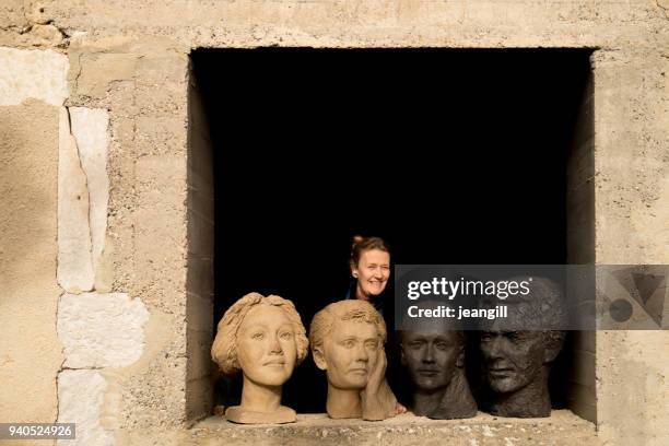 porträt eines bildhauers hinter ton büsten hat sie gemacht - bust sculpture stock-fotos und bilder