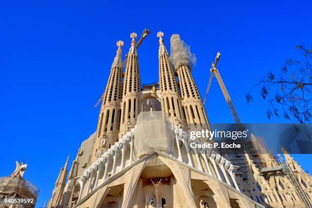 barcelona, templo expiatorio of sagrada família - família fotografías e imágenes de stock