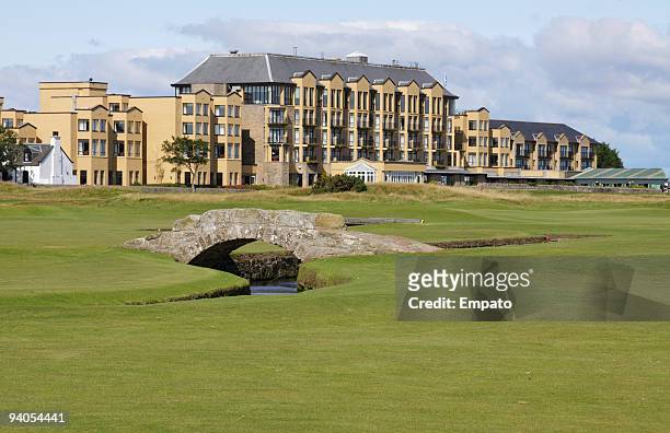 swilken bridge, st andrews, scotland. the home of golf. - st andrews schotland stockfoto's en -beelden