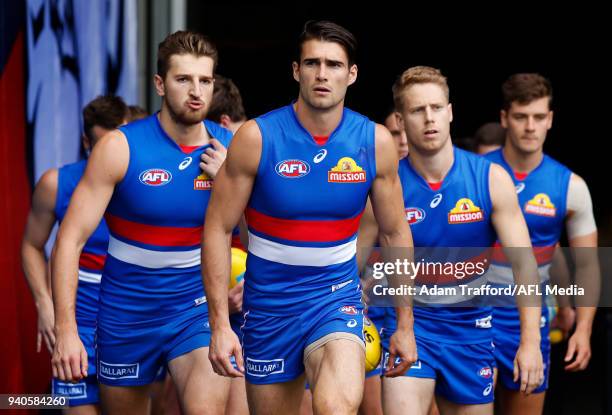Easton Wood of the Bulldogs leads the team up the race flanked by Marcus Bontempelli and Lachie Hunter of the Bulldogs during the 2018 AFL round 02...