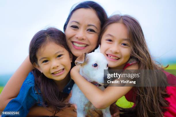 retrato ao ar livre do cão de estimação e crianças e mãe de havaiana - beautiful polynesian women - fotografias e filmes do acervo