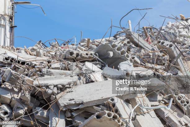 debris on construction site - rusten 個照片及圖片檔