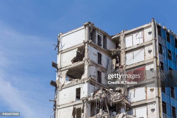 debris on construction site - rusten 個照片及圖片檔