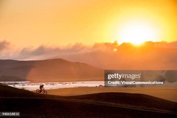 silueta de ciclista de montaña en puesta del sol. perú. - paisajes de peru fotografías e imágenes de stock