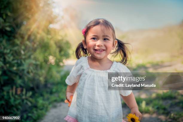 sunshine girl - toddler outdoors - cute girl toddler imagens e fotografias de stock