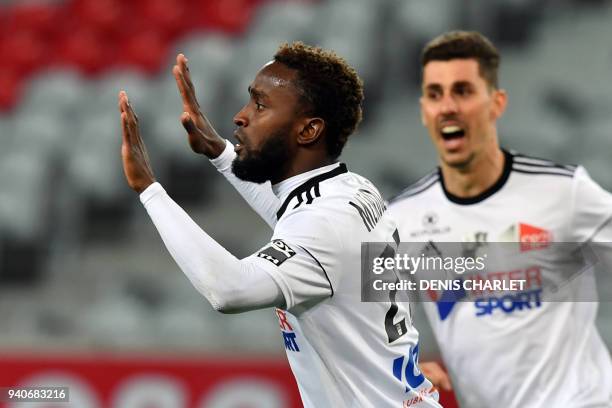 Amiens' Colombian forward Stiven Mendoza celebrates with Amiens' Brazilian defender Danilo Fernando Avelar after opening the scoring during the...