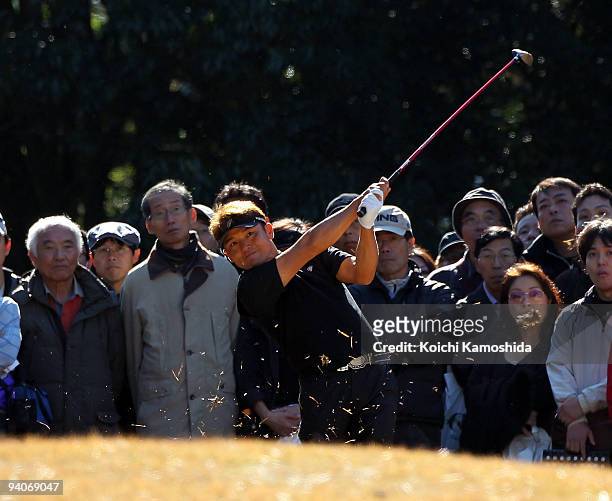 Shigeki Maruyama of Japan plays an approach shot during the Nippon Series JT Cup at Tokyo Yomiuri Country Club on December 6, 2009 in Tokyo, Japan.