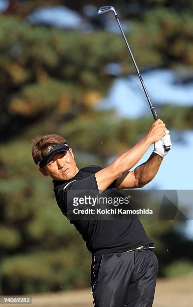 Shigeki Maruyama of Japan plays an approach shot during the Nippon Series JT Cup at Tokyo Yomiuri Country Club on December 6, 2009 in Tokyo, Japan.