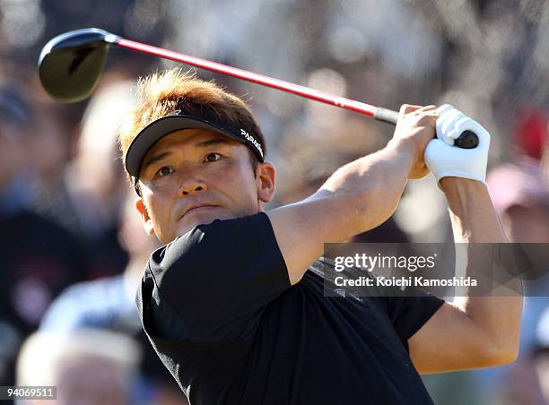 Shigeki Maruyama of Japan hits a tee shot during the Nippon Series JT Cup at Tokyo Yomiuri Country Club on December 6, 2009 in Tokyo, Japan.