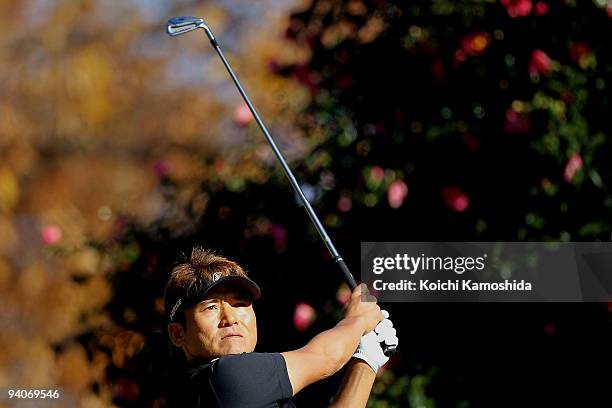 Shigeki Maruyama of Japan hits a tee shot during the Nippon Series JT Cup at Tokyo Yomiuri Country Club on December 6, 2009 in Tokyo, Japan.