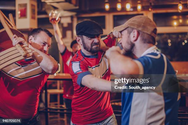 groep vechtende mannen in staaf - hooligan stockfoto's en -beelden