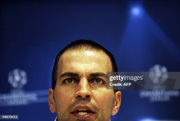 Picture taken on November 3, 2009 shows Stuttgart's coach Markus Babbel giving a press conference at the Sanchez Pizjuan Stadium in Sevilla on the...