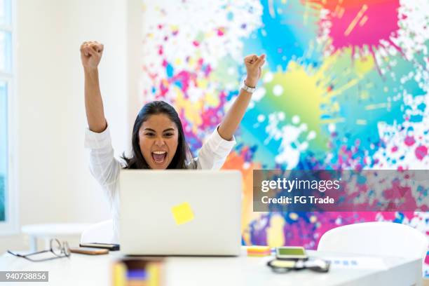 mooi aziatisch meisje vieren - business people cheering in office stockfoto's en -beelden