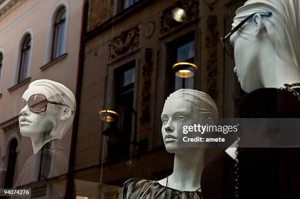 maniquíes en el escaparate - alta costura fotografías e imágenes de stock