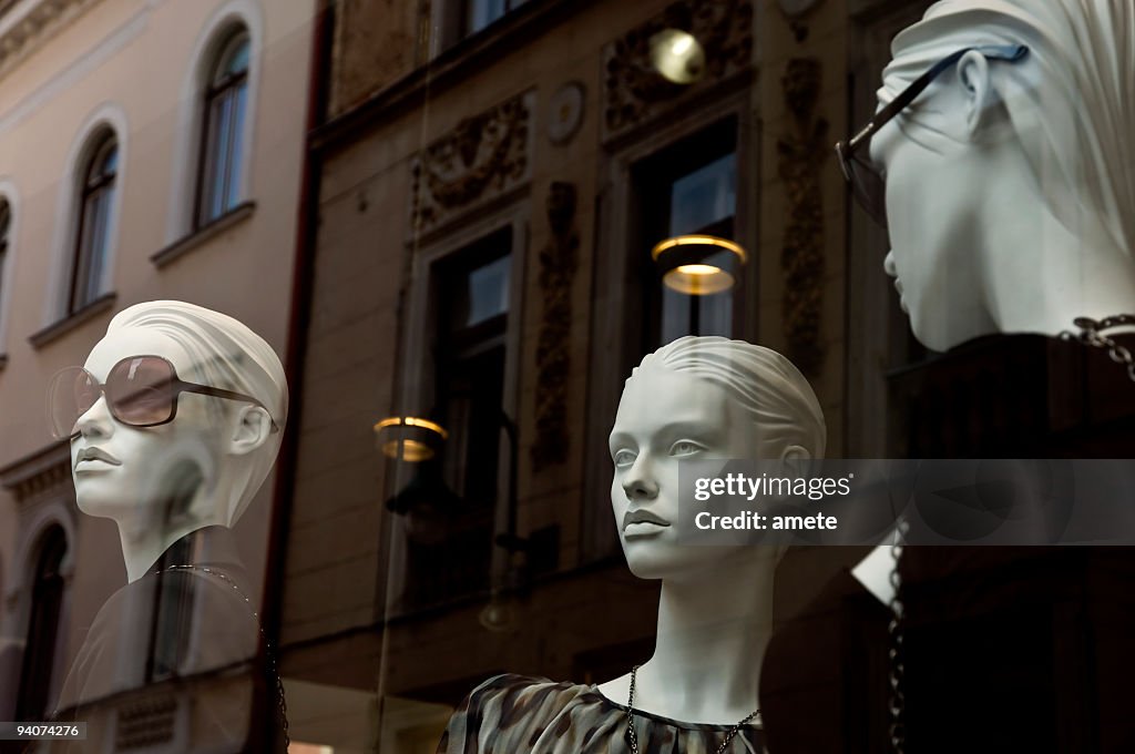 Mannequins in the shop window