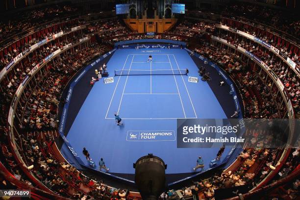General view of play during the Singles Final between Stefan Edberg of Sweden and Pat Rafter of Australia during day six of the AEGON Masters Tennis...