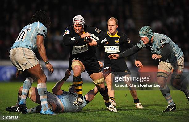 Dan Ward-Smith of Wasps gets away from the tackle by Brett Deacon as he takes on Lote Tuqiri and Jordan Crane of Tigers during the Guinness...