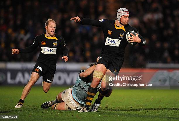 Dan Ward-Smith of Wasps tries to get away from the tackle by Brett Deacon of Tigers during the Guinness Premiership match between London Wasps and...