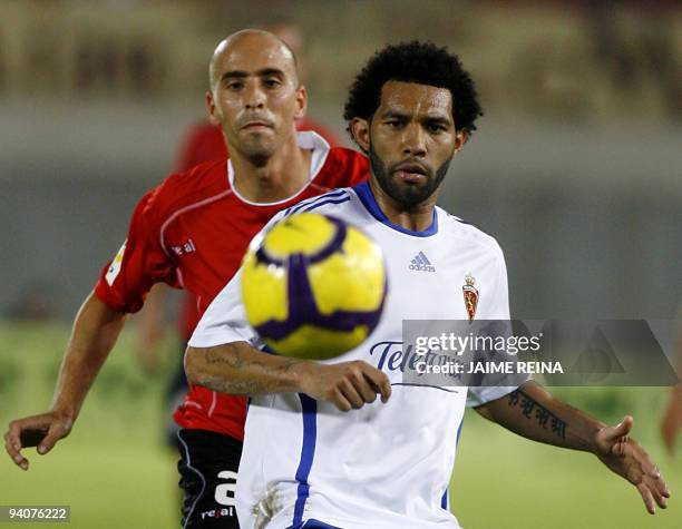 Zaragoza's British midfielder Jermaine Pennant vies with Mallorca's Borja Valero during their Spanish league football match at Ono Stadium in Palma...