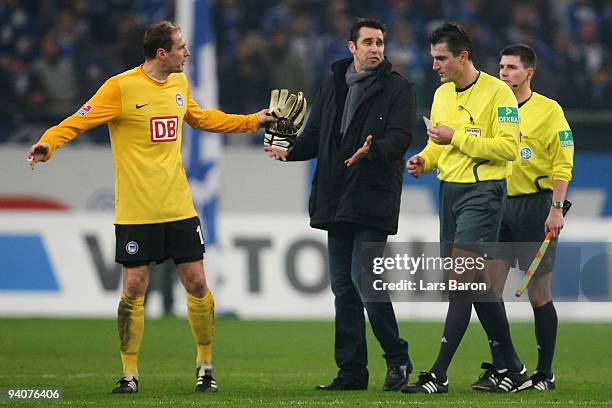 Goalkeeper Jaroslav Drobny and manager Michael Preetz discuss with referee Knut Kircher after loosing the Bundesliga match between FC Schalke 04 and...