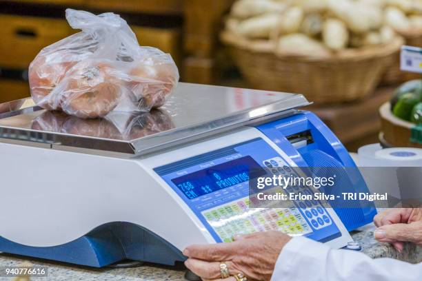 employee weighing onion at market - kilogram 個照片及圖片檔