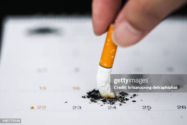 quit smoking keeps your heart healthy. - quit smoking stockfoto's en -beelden