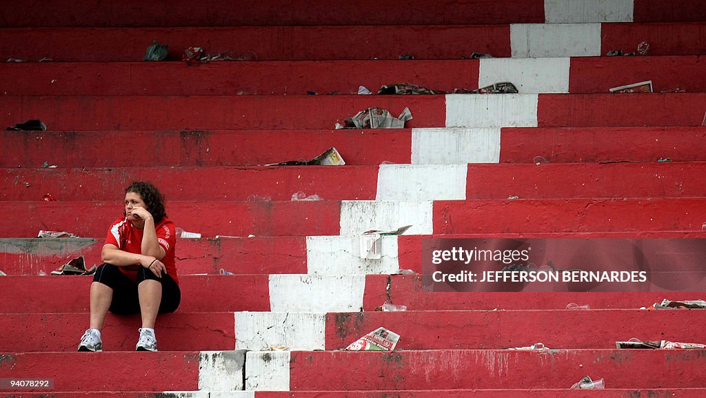 A Internacional's supporter show her dej