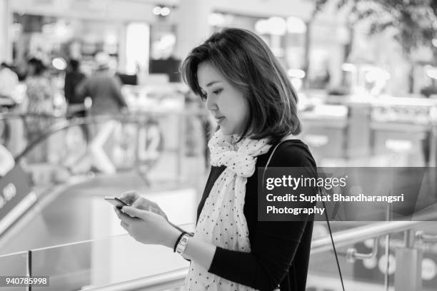 woman texting someone on mobile phone - suphat bhandharangsri stock pictures, royalty-free photos & images