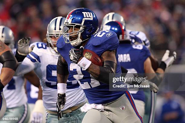 Brandon Jacobs of the New York Giants runs the ball against the Dallas Cowboys at Giants Stadium on December 6, 2009 in East Rutherford, New Jersey.