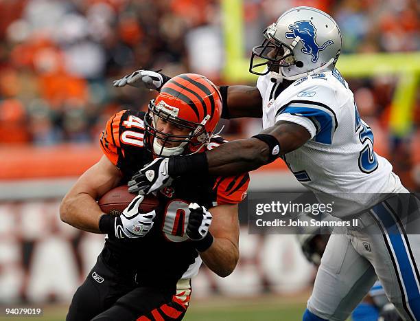 Brian Leonard of the Cincinnati Bengals fights to break free from Anthony Henrey of the Detroit Lions in their NFL game at Paul Brown Stadium...