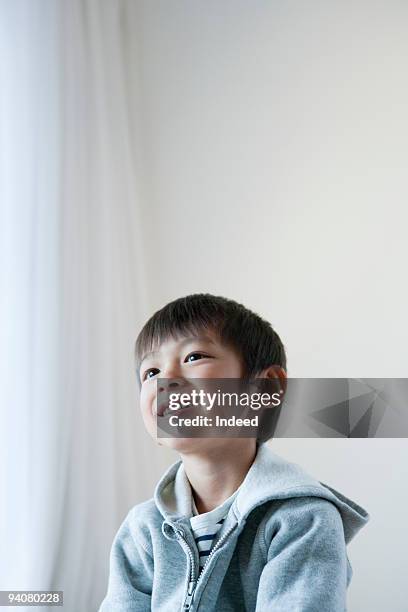 portrait of boy, looking up, smiling - 子供　日本人　笑顔 ストックフォトと画像