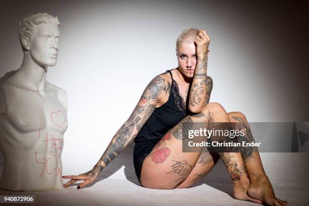 woman with a showcase doll (upper body of a man) - negatieve eigenwaarde stockfoto's en -beelden