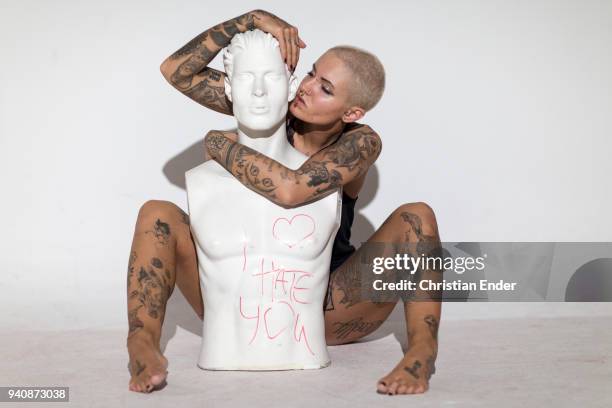 woman with a showcase doll (upper body of a man) - negatieve eigenwaarde stockfoto's en -beelden