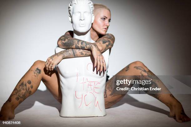 woman with a showcase doll (upper body of a man) - negatieve eigenwaarde stockfoto's en -beelden