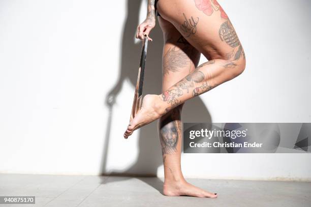 shoehorn - negatieve eigenwaarde stockfoto's en -beelden