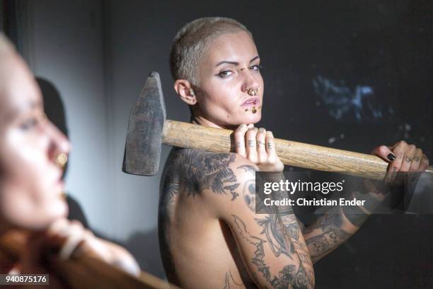 self perception - negatieve eigenwaarde stockfoto's en -beelden