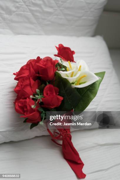 surprise gift of flowers on bed - rose ceremony stock pictures, royalty-free photos & images