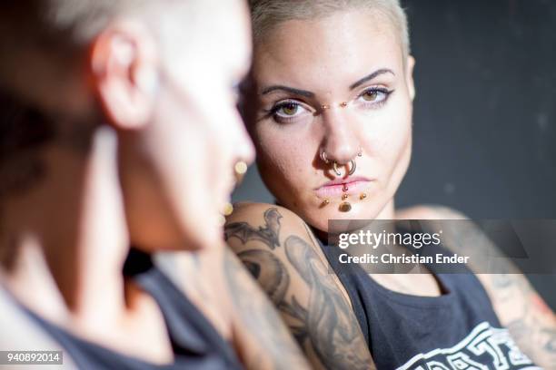 self perception - negatieve eigenwaarde stockfoto's en -beelden