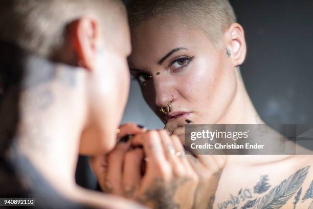 self perception - negatieve eigenwaarde stockfoto's en -beelden