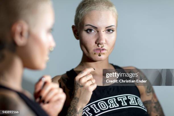 self perception - negatieve eigenwaarde stockfoto's en -beelden