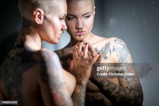 self perception - negatieve eigenwaarde stockfoto's en -beelden