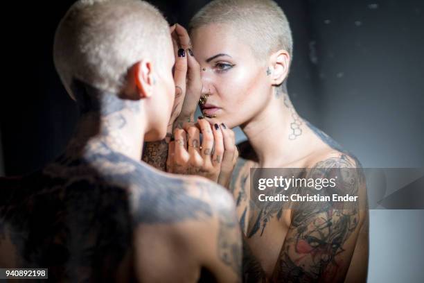 self perception - negatieve eigenwaarde stockfoto's en -beelden